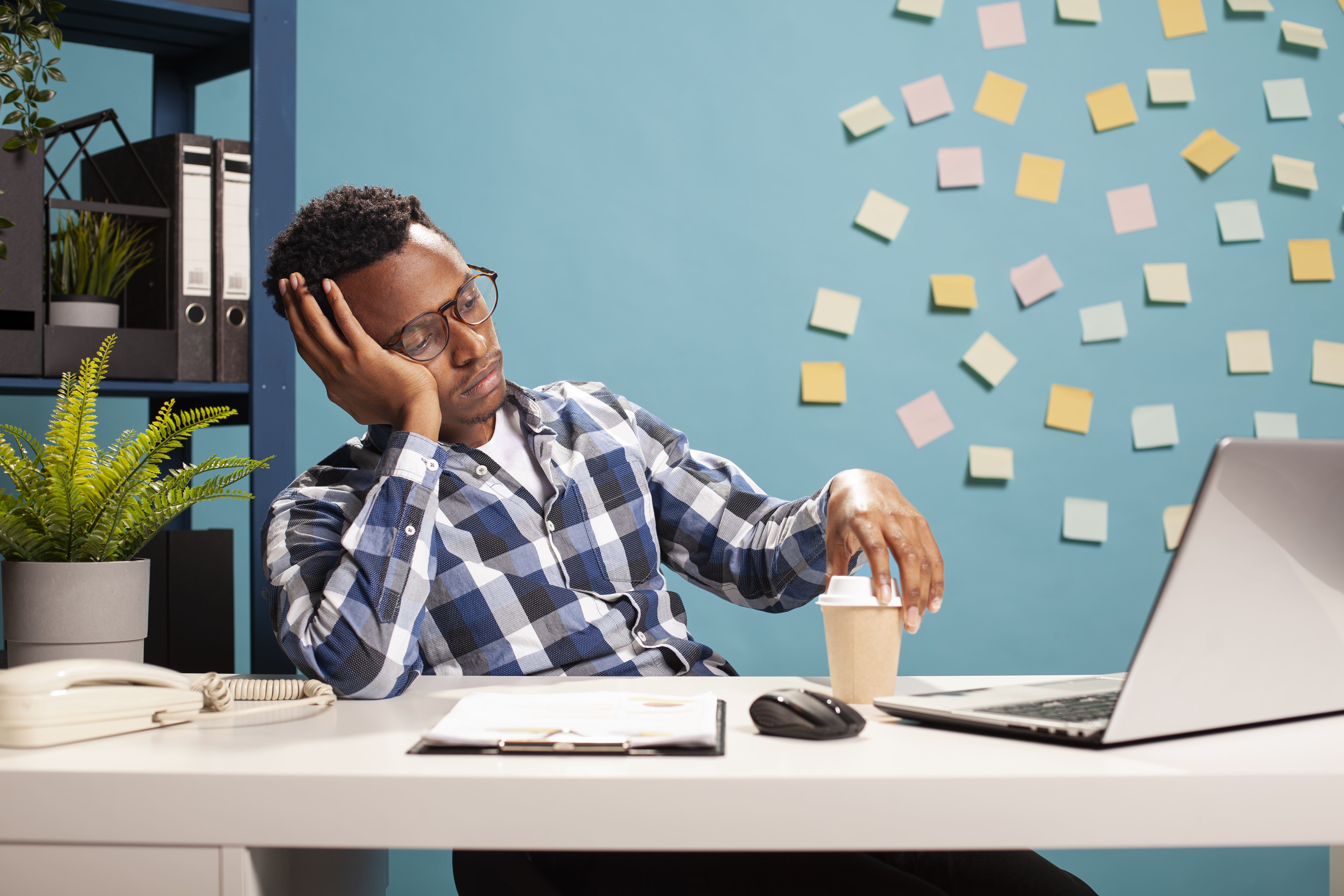 O lado invisível de ser criador de conteúdo: burnout, pressão e a vontade de desistir
